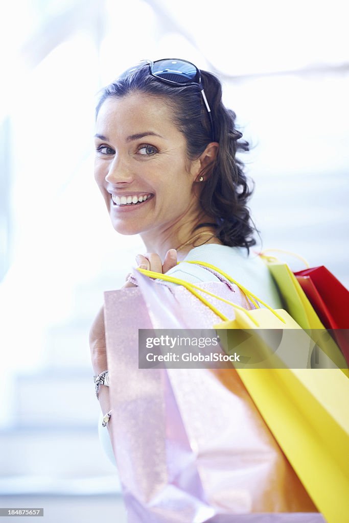 Mujer feliz mirando por encima del hombro