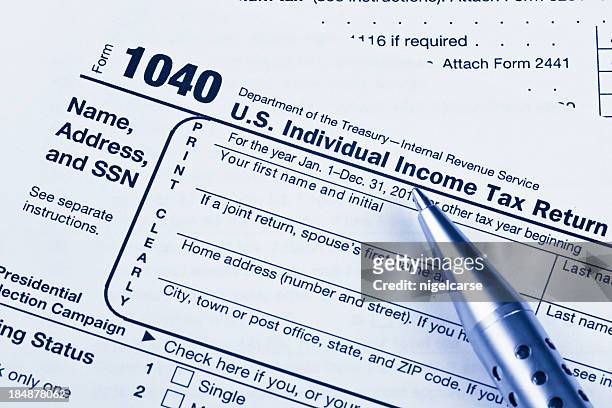 米国の納税報告の返品フォームとペン - tax return ストックフォトと画像