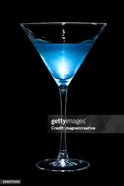 schwarz und blau - blue martini glasses stock-fotos und bilder