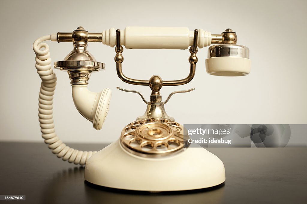 Antiken viktorianischen Stil Rotary Telefon sitzt auf einem Tisch