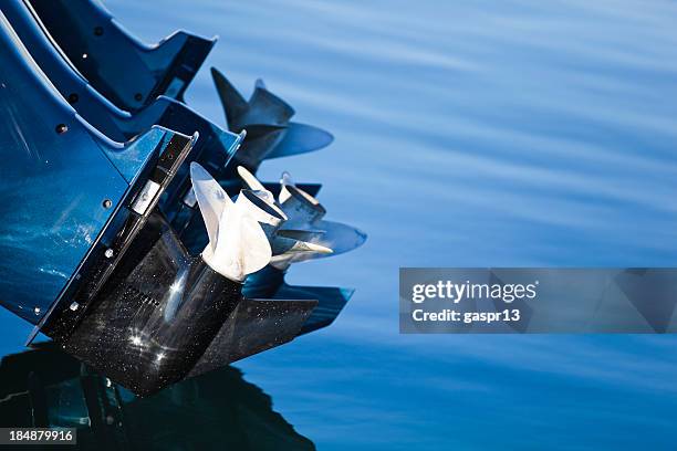 close-up of a boat's outboard motor and propellers - buitenboordmotor stockfoto's en -beelden