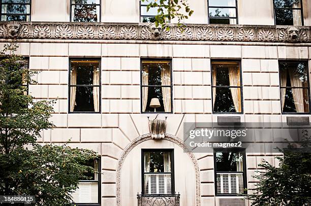 apartment building in manhattan - upper east side manhattan stock pictures, royalty-free photos & images