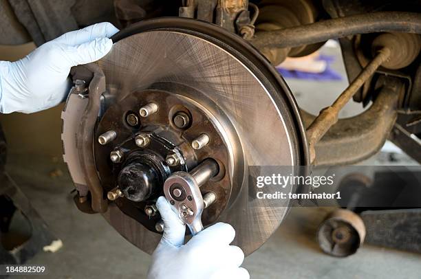 mechanic brake job - rem onderdeel van voertuig stockfoto's en -beelden