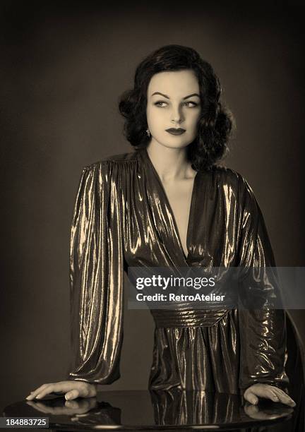 old hollywood.beauty in film-noir-stil. - woman portrait film noir stock-fotos und bilder