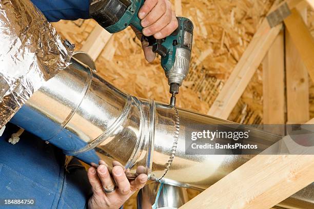 travailleur en installant un combles vent canal - chauffage-ventilation-et-climatisation photos et images de collection