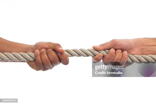 two hands pulling a rope - touw stockfoto's en -beelden