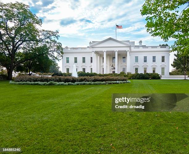 white house north fassade unter dem wunderschönen himmel - weißes haus stock-fotos und bilder