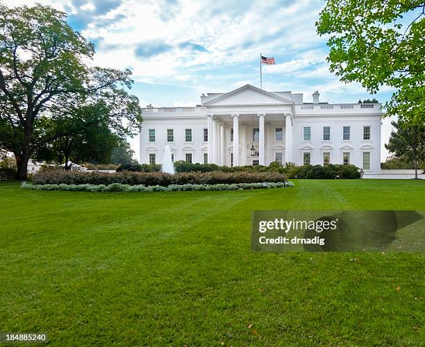 white house north facade under magnificent sky - witte huis washington dc stockfoto's en -beelden