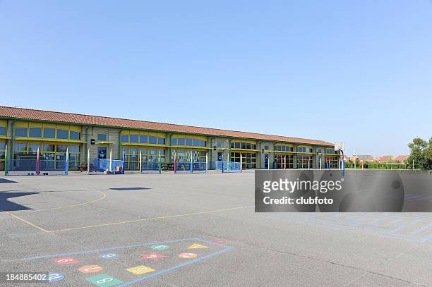 school building and playground - elementary school building stock pictures, royalty-free photos & images
