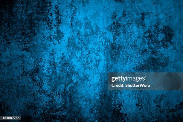 grungy dilapidated concrete wall - koningsblauw stockfoto's en -beelden