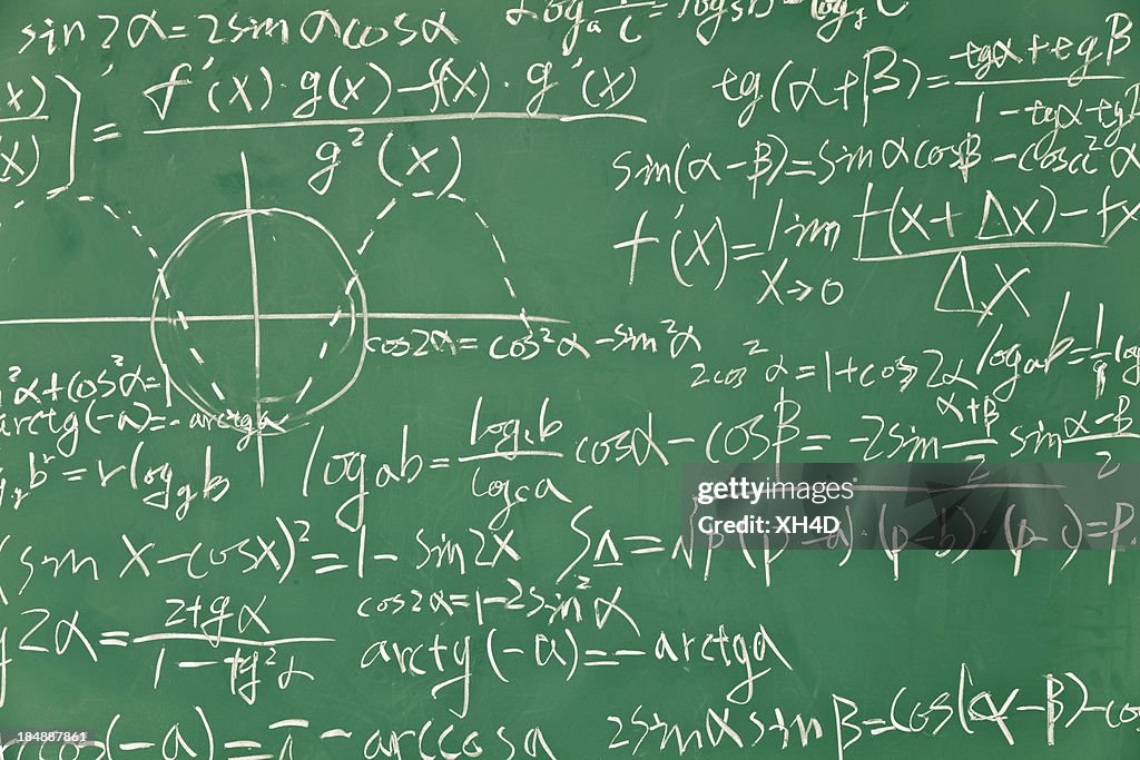 Formule Mathématique Sur Un Tableau Noir Vert Photo - Getty Images