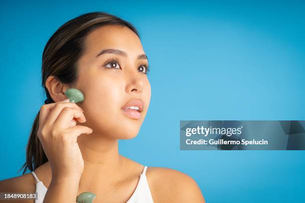 young woman with a perfect complexion, using anti-inflammatory stones - perfect complexion stock pictures, royalty-free photos & images