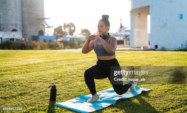 woman doing her daily workout. - bodyweight training stock pictures, royalty-free photos & images