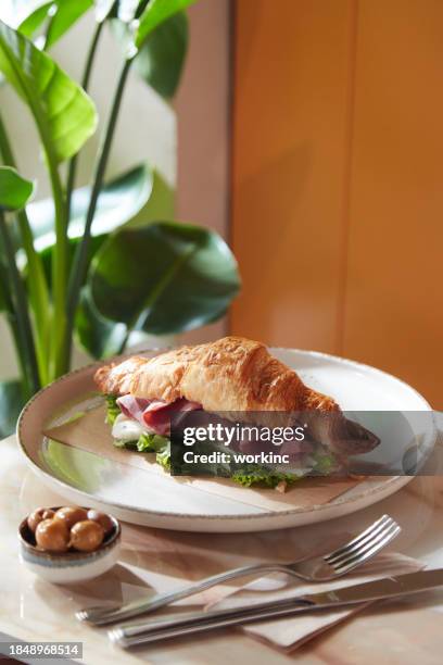 smoked beef croissant sandwich on table - estilismo culinário imagens e fotografias de stock