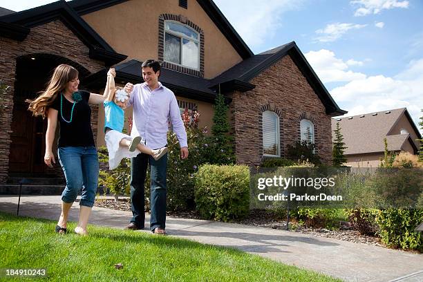 cute young couple and child with beautiful home - 前面 個照片及圖片檔