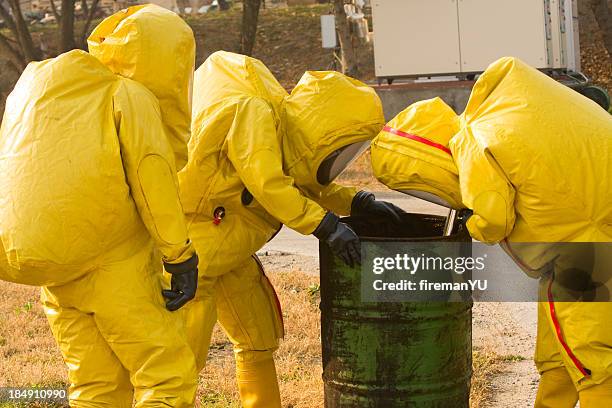 recogida de material de riesgo - hazmat fotografías e imágenes de stock