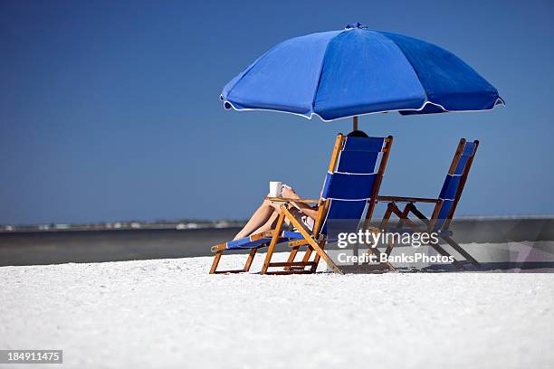 frau entspannen am strand stuhl mit kaffeetasse - fort myers stock-fotos und bilder