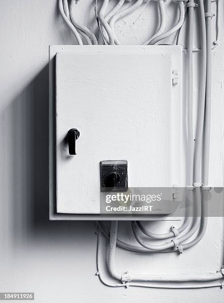 electricity distribution box with wires and circuit breakers (fuse box) - breaker box stockfoto's en -beelden