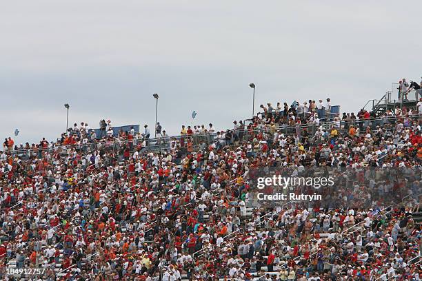 menschenmengen - tribüne stock-fotos und bilder