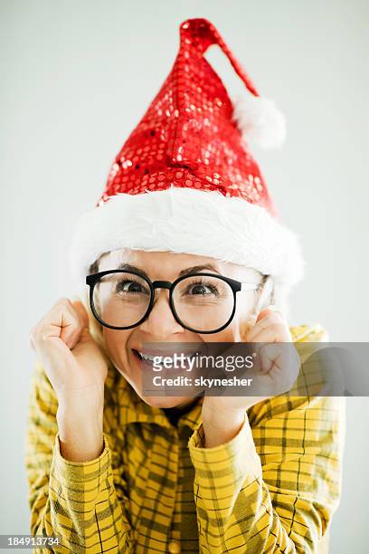 cute nerd wearing glasses and a big christmas hat. - woman in big clown glasses stockfoto's en -beelden