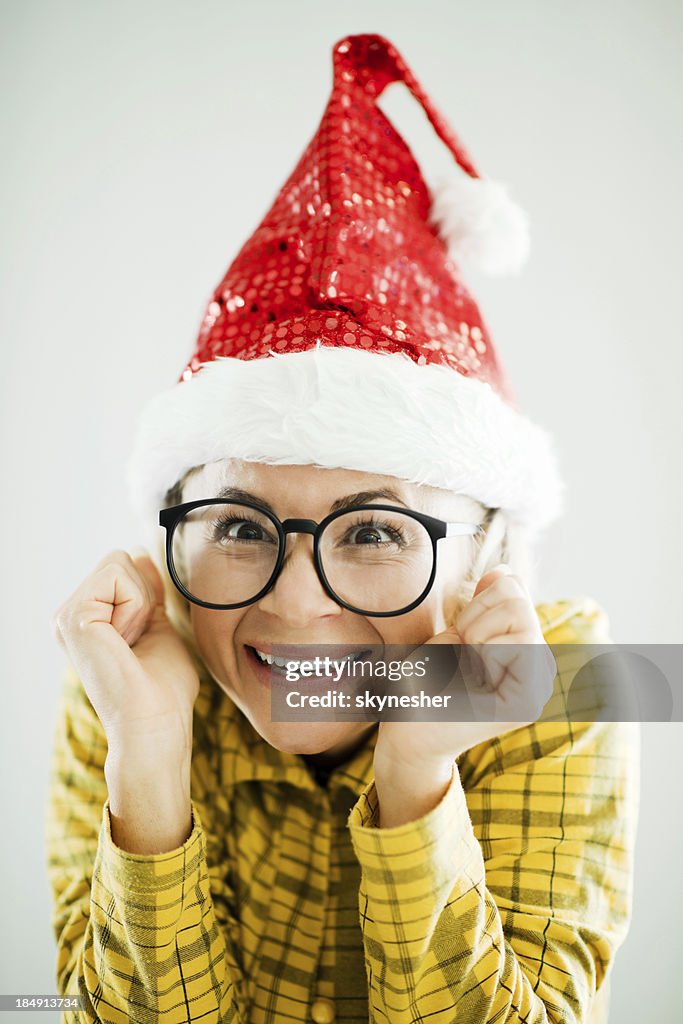 Giro Caixa-de-Óculos vestindo óculos e um grande Chapéu de Natal.