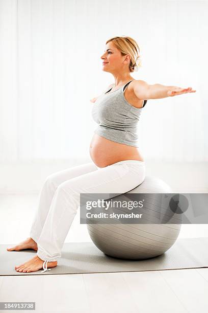 hermosa mujer embarazada haciendo ejercicios - yoga ball fotografías e imágenes de stock
