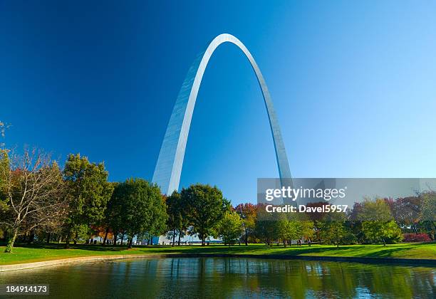 st. louis gateway arch and lake - gateway arch st louis stock pictures, royalty-free photos & images