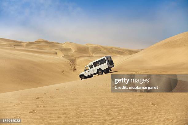 skeleton coast, namibia - 4x4 desert stockfoto's en -beelden