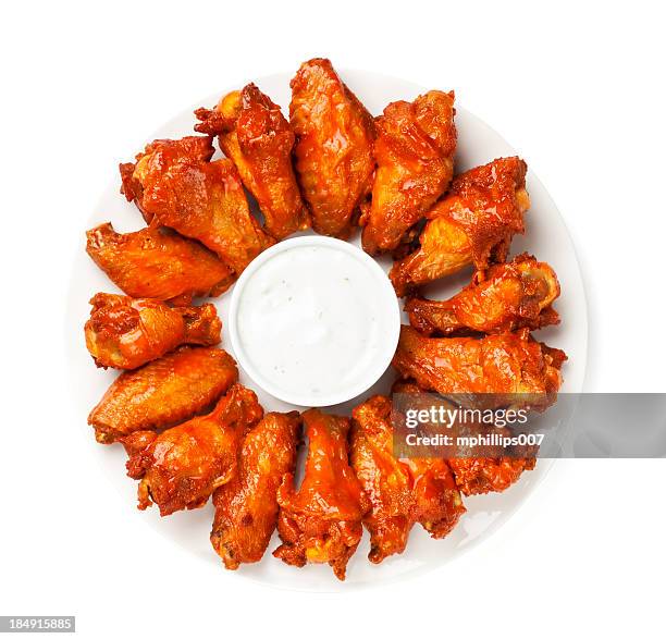 alitas de pollo con salsa picante - pollo tipo buffalo fotografías e imágenes de stock