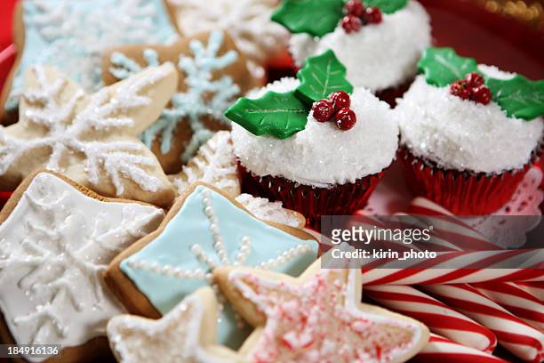 a plate of christmas cookies, cupcakes and candy canes - dessert christmas stockfoto's en -beelden