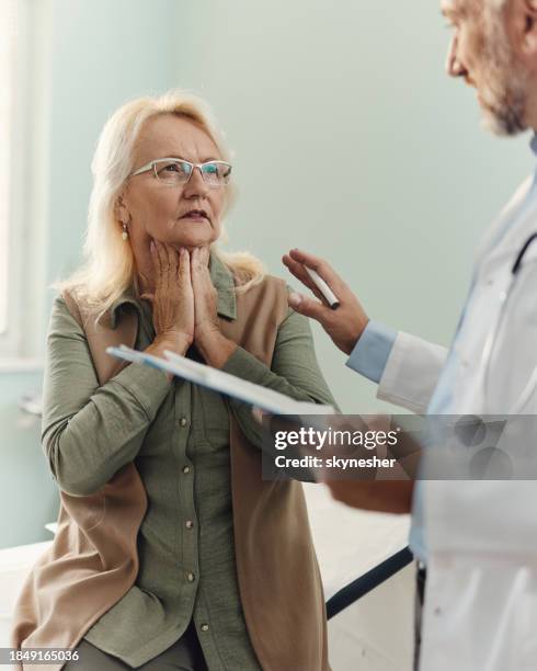 dottore, mi fa male la gola! - tiroide foto e immagini stock