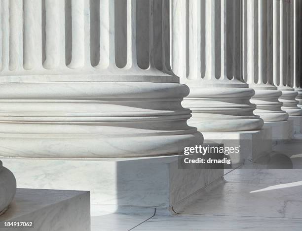 coluna fora dos eua edifício do supremo tribunal, - edifício público imagens e fotografias de stock