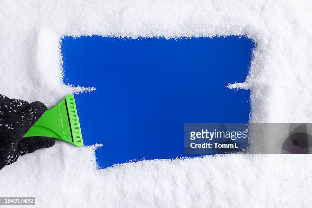 raclette à neige sur la fenêtre - frost stock photos et images de collection