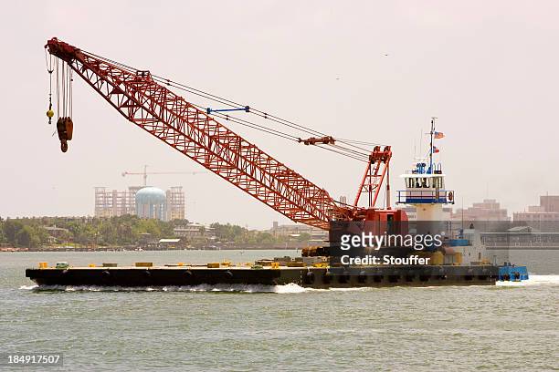 tug, barge and crane - barge 個照片及圖片檔