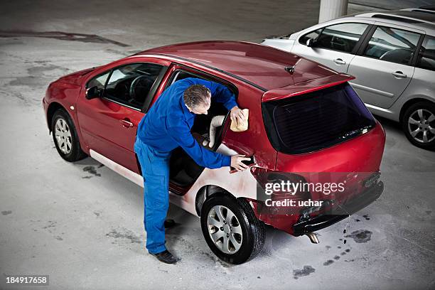 hood repair man - carrosserie stockfoto's en -beelden