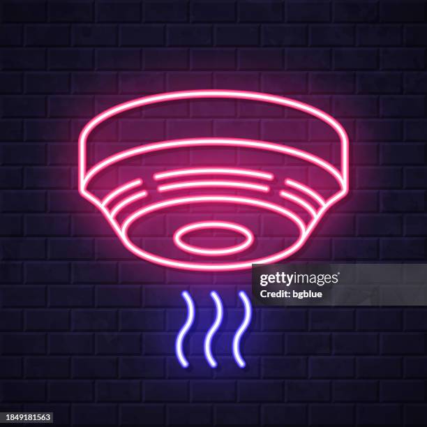 ilustraciones, imágenes clip art, dibujos animados e iconos de stock de detector de humo. icono de neón brillante sobre fondo de pared de ladrillo - smoke-detector-with-smoke