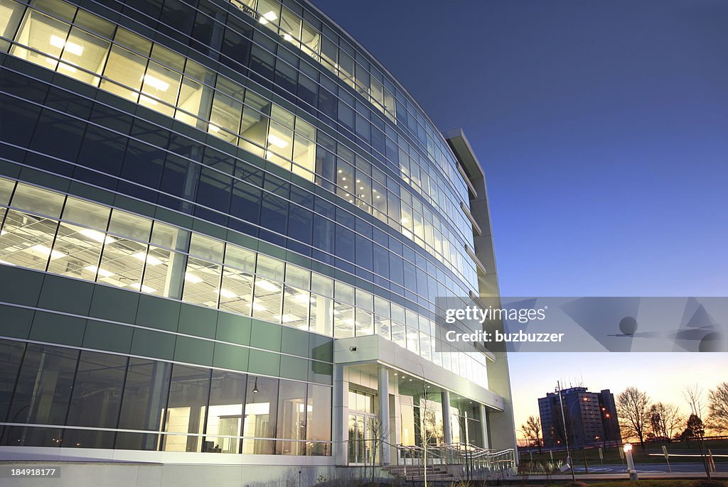 Moderne Glas-Bürogebäude am Sonnenuntergang