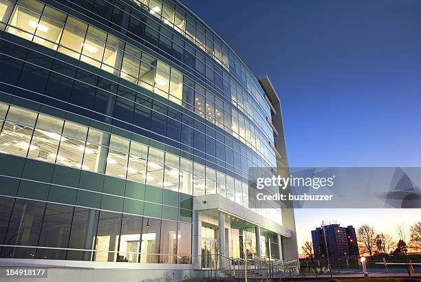 edificio per uffici moderni vetro al tramonto - headquarters foto e immagini stock