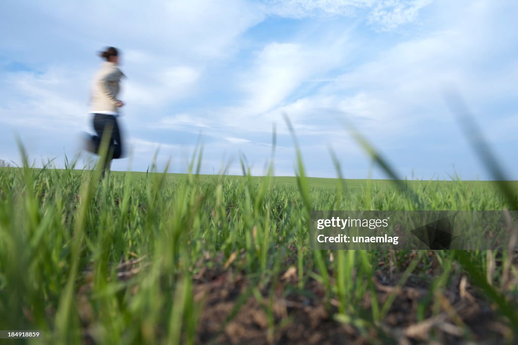 Menina a correr em um campo