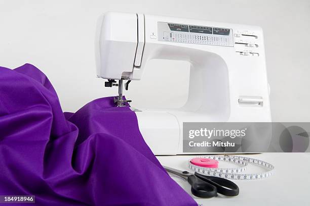 nähmaschine withe großen im hintergrund lila stoff - sewing machine stock-fotos und bilder