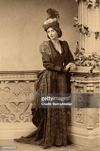 waiting.victorian style portrait. - 1900s woman stockfoto's en -beelden