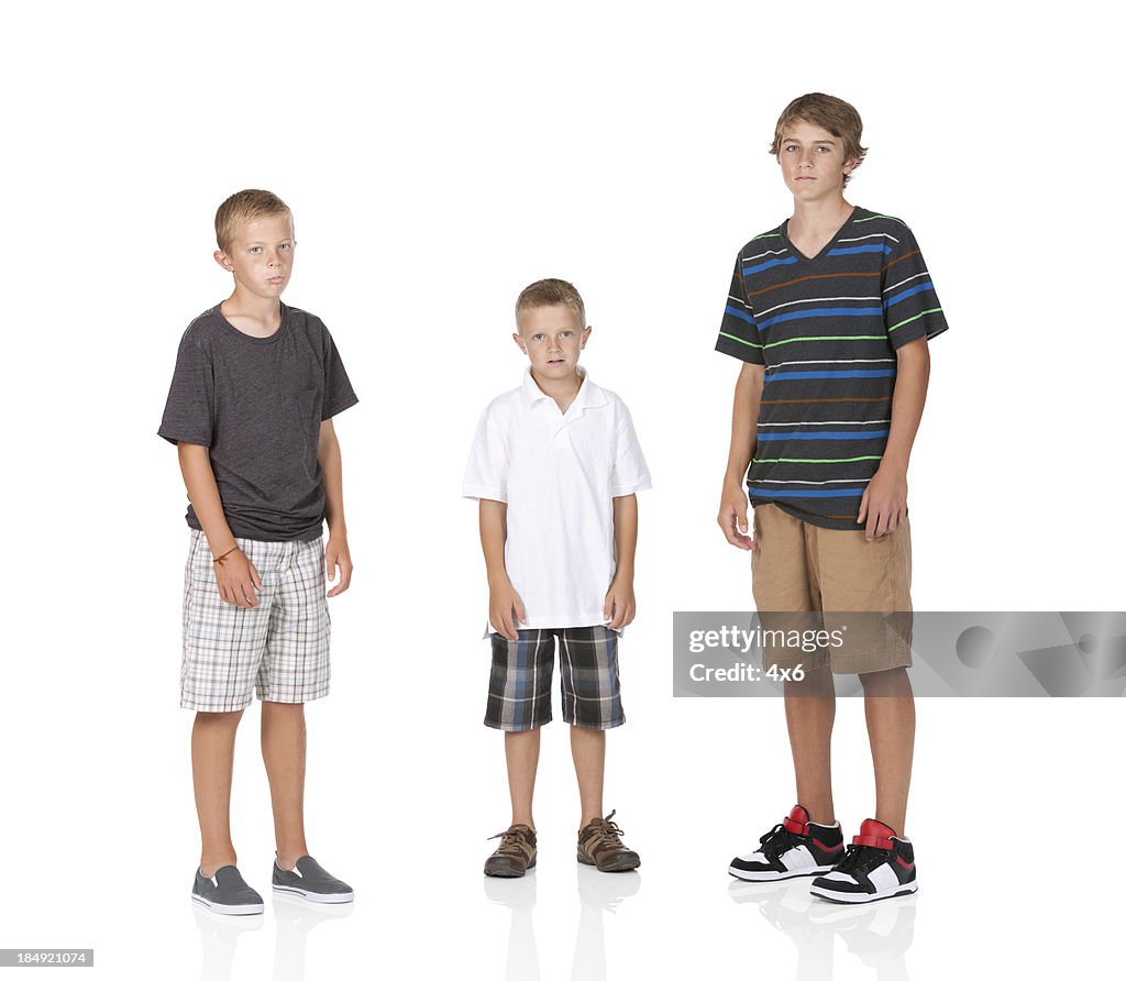 Junge stehend mit seinen Brüdern