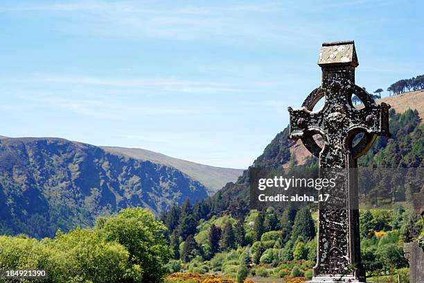 irish high cross and landscape - kelterkors bildbanksfoton och bilder