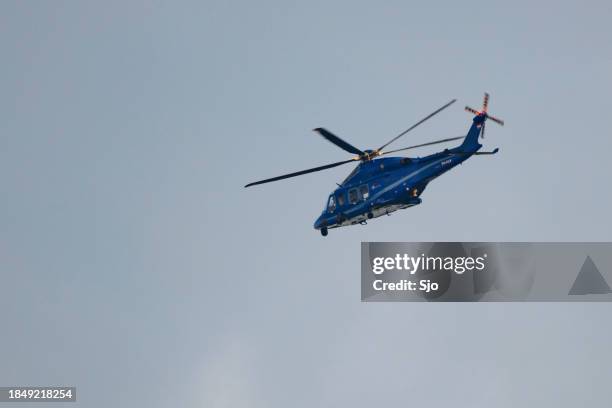 hubschrauber agusta-westland aw139 ph-pxy des niederländischen polizeiluftfahrtdienstes zur überwachung mit kameras ausgestattet - bell agusta stock-fotos und bilder