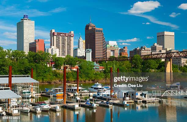 skyline mit fluss und boot - memphis tennessee stock-fotos und bilder