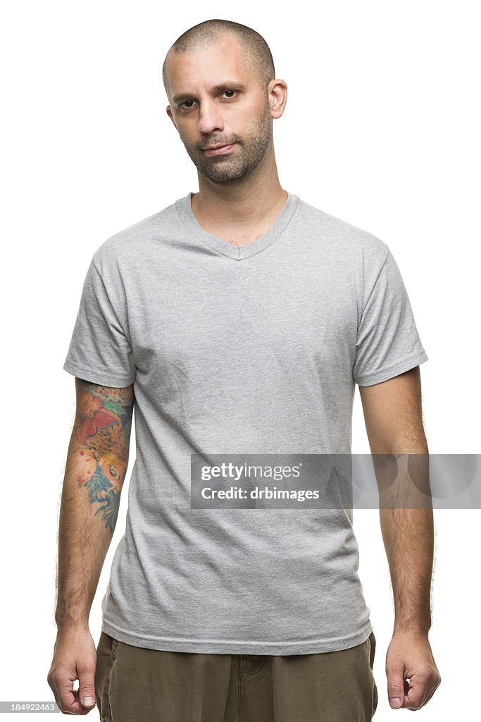 Ernste Mann in grauen T-shirt