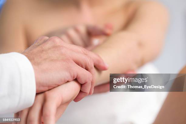 profissional médico examinando braço de um paciente. - dermatologia - fotografias e filmes do acervo