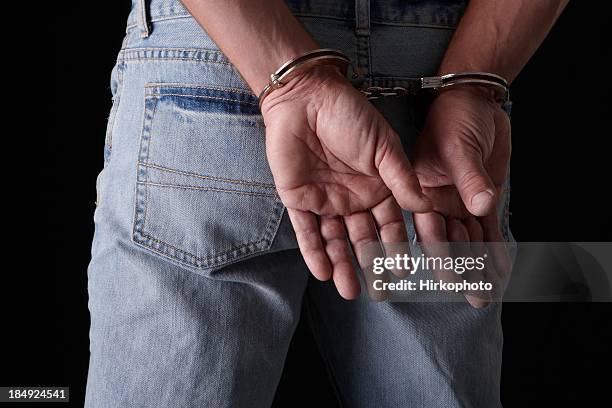 homem nos punhos - mãos-atrás-das-costas imagens e fotografias de stock