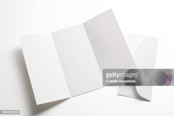 em branco isolado foto de folheto com envelope no fundo branco - dobrado - fotografias e filmes do acervo