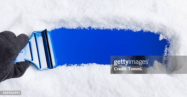 eiskratzer auf fenster - freezing hands stock-fotos und bilder